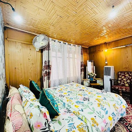 Houseboat New Retreat Group Bed & Breakfast Srīnagar Екстериор снимка