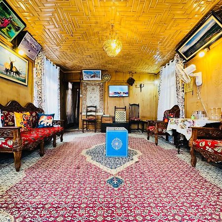 Houseboat New Retreat Group Bed & Breakfast Srīnagar Екстериор снимка
