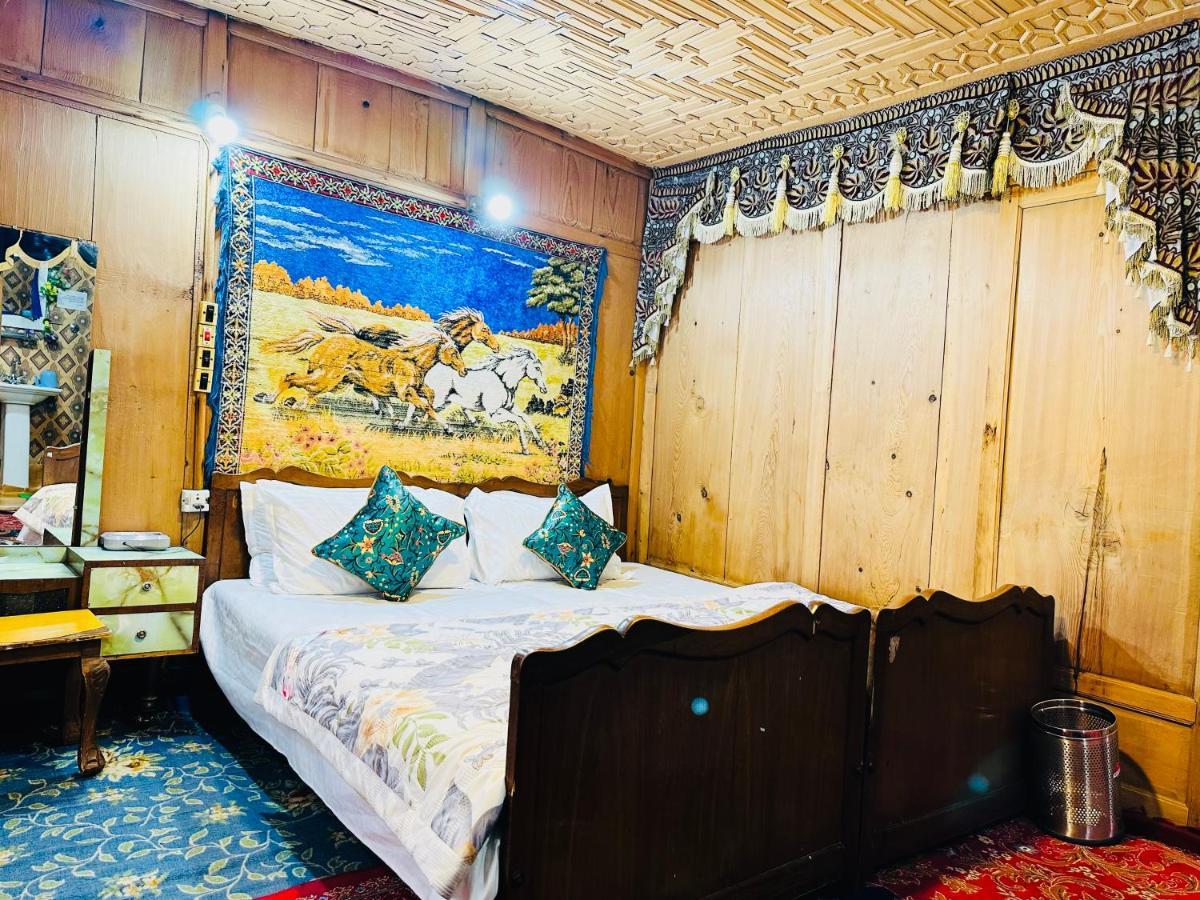 Houseboat New Retreat Group Bed & Breakfast Srīnagar Екстериор снимка