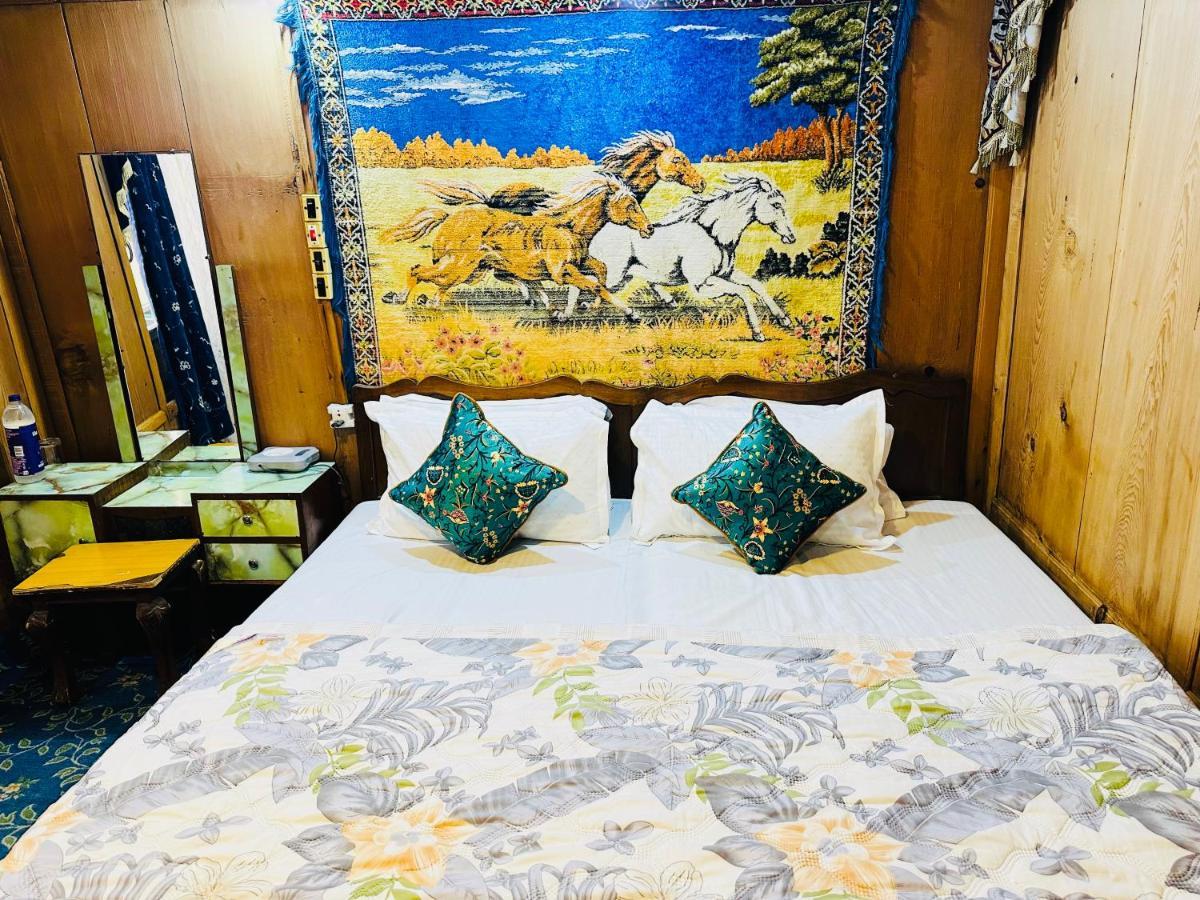 Houseboat New Retreat Group Bed & Breakfast Srīnagar Екстериор снимка