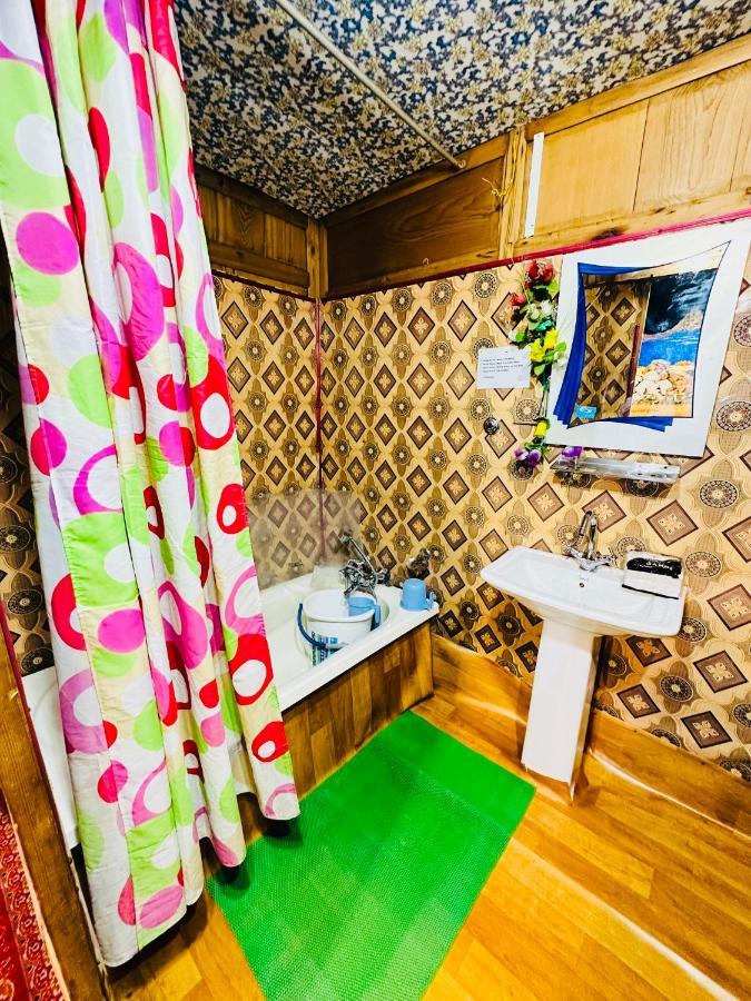 Houseboat New Retreat Group Bed & Breakfast Srīnagar Екстериор снимка