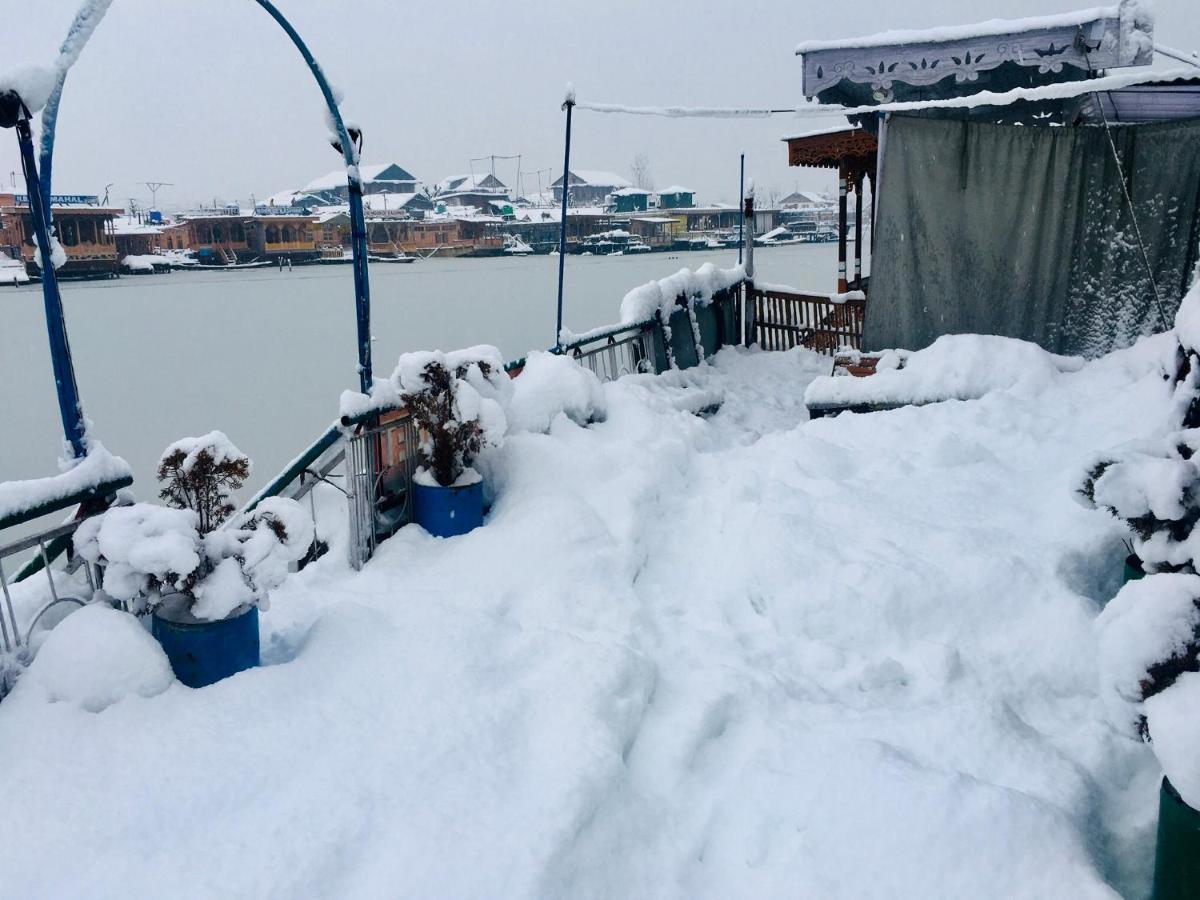 Houseboat New Retreat Group Bed & Breakfast Srīnagar Екстериор снимка
