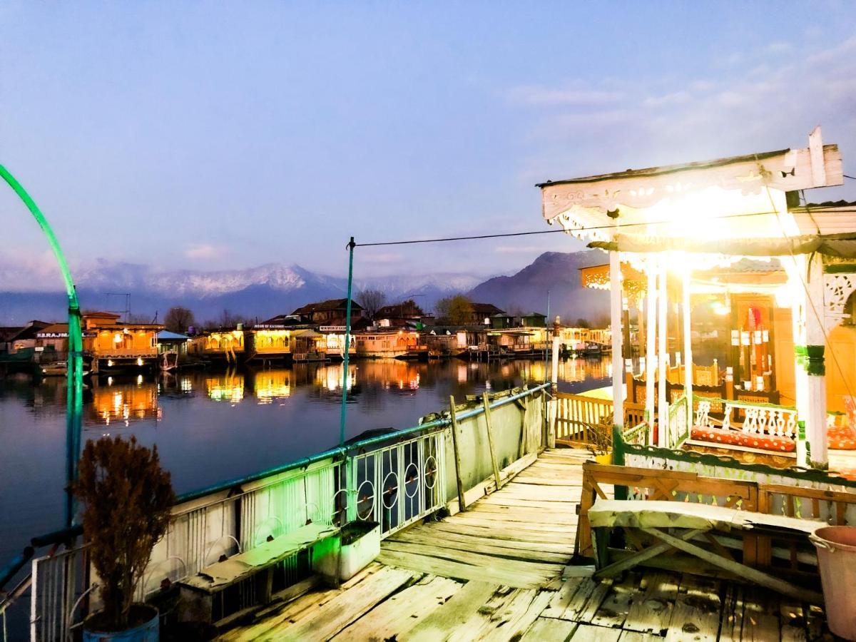 Houseboat New Retreat Group Bed & Breakfast Srīnagar Екстериор снимка